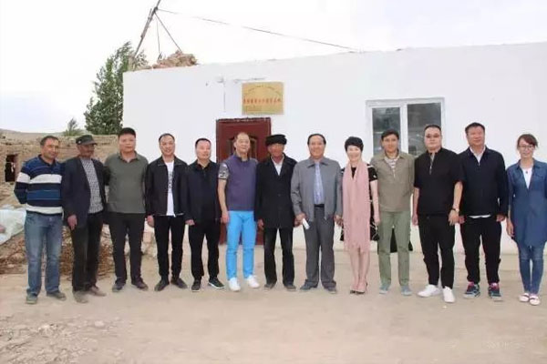 百商集团董事长王军陪同巨艾提•伊明主席一行 深入扶贫联系县调研