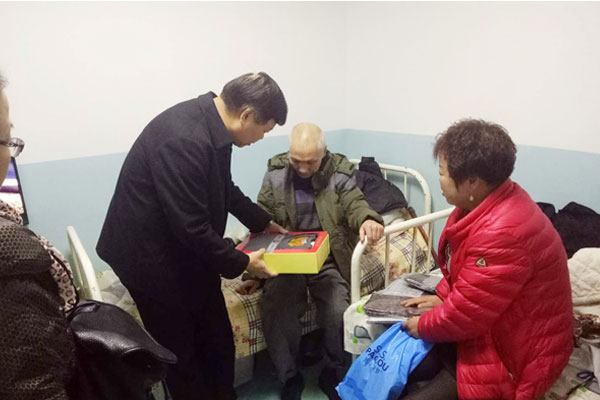 新疆百商集团走访慰问孤寡老人